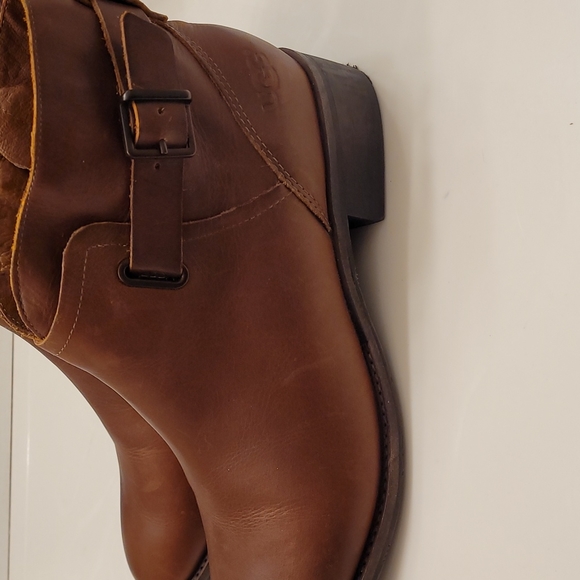 Ugg Barnett ankle boot. - Picture 2 of 7